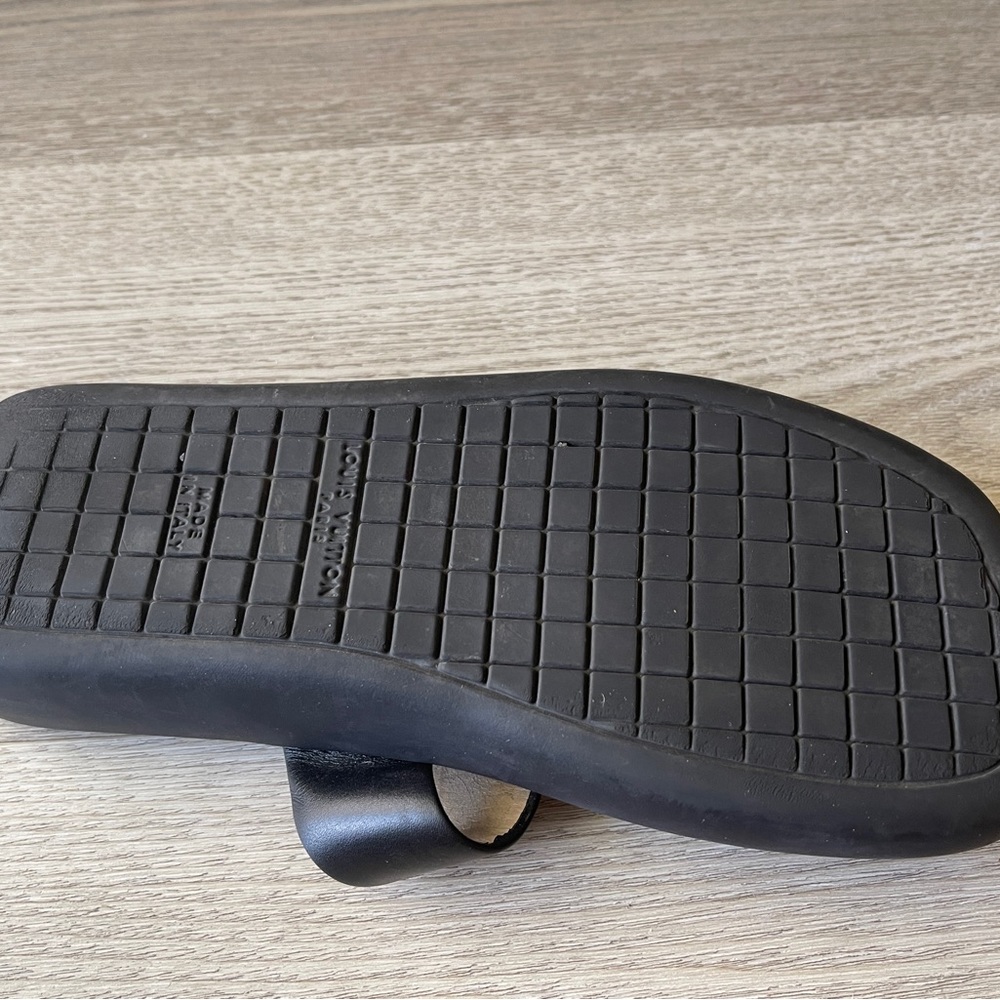 AUTHENTIC LOUIS VUITTON SANDALS - Picture 8 of 12